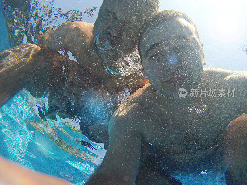 两个好朋友在水下自拍