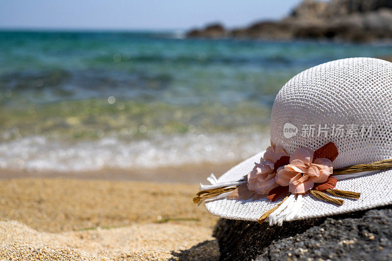 海滩上太阳帽的特写。
