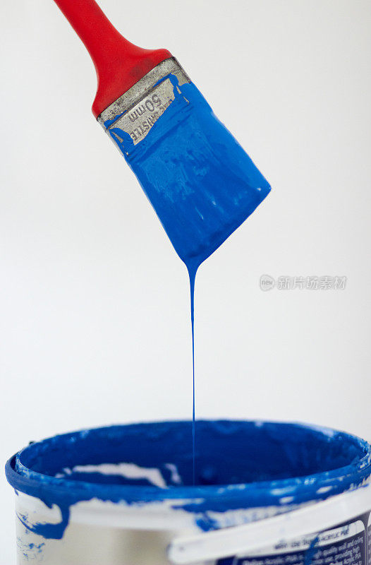 油漆刷滴着蓝色的油漆
