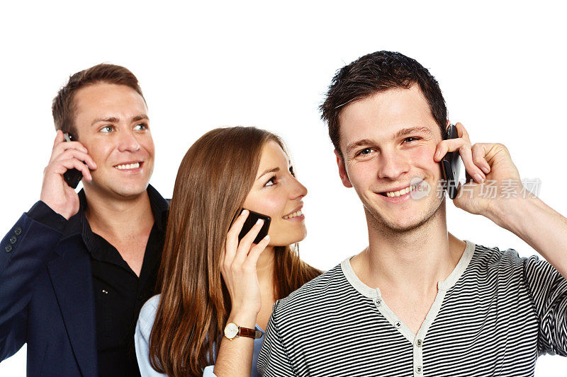 英俊和快乐的年轻三人聊天在他们的手机
