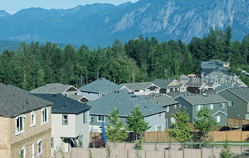 郊区住宅开发中正在建设的房屋