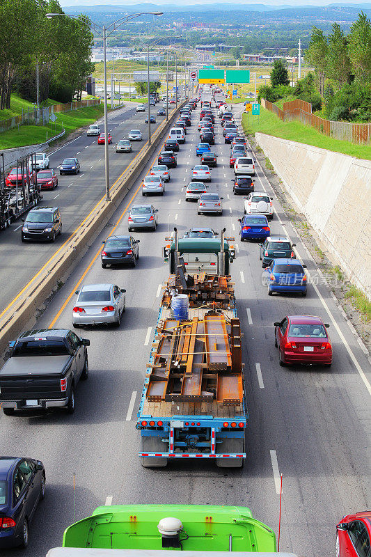 公路上交通繁忙的卡车