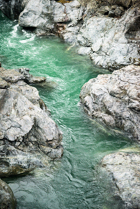 流水河石曲线背景