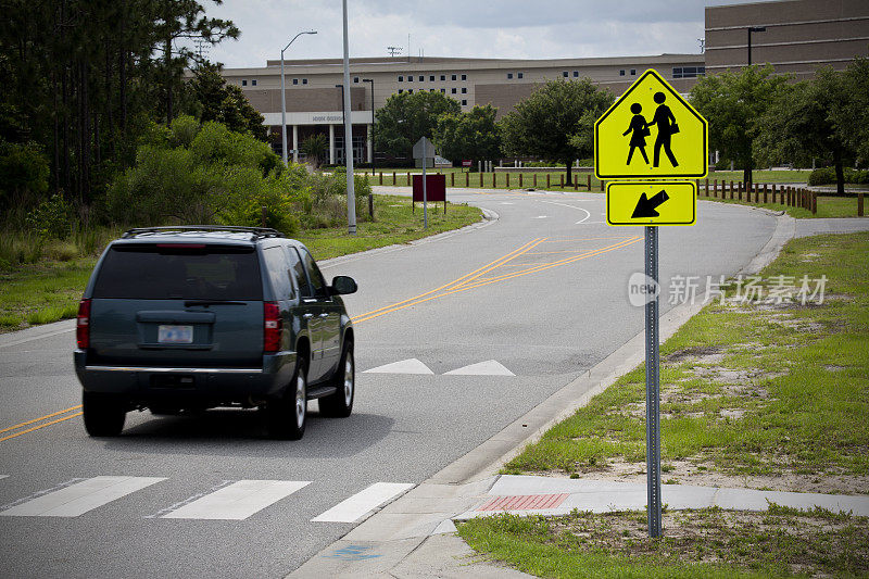 学校十字路口标志教育设施和道路宽与汽车