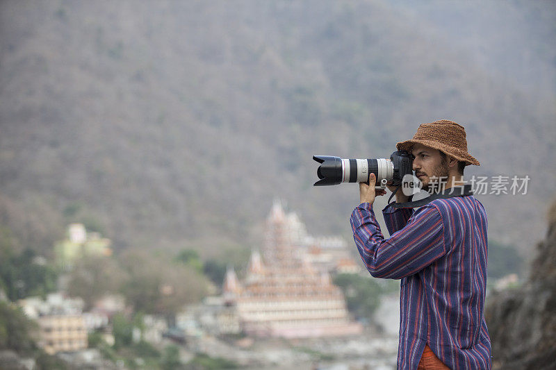 摄影师在喜马拉雅山印度值班
