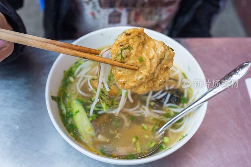 炸鱼面汤是越南的特色菜