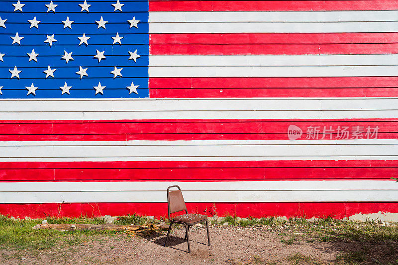 美国亚利桑那州66号公路上的椅子和美国国旗