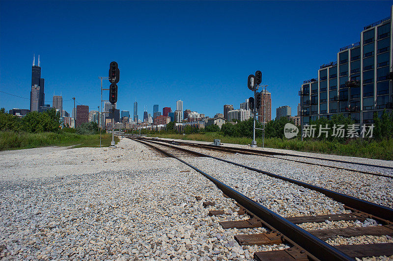 芝加哥的天际线和伊利诺斯州的市区铁路