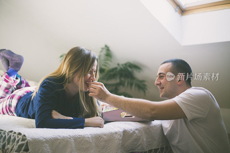 年轻夫妇在床上吃早餐