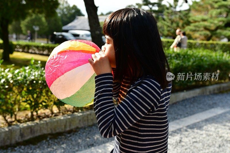 日本小女孩在京都东福寺玩纸气球