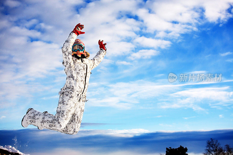 滑雪板的女孩跳