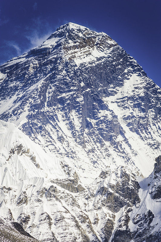珠穆朗玛峰是尼泊尔喜马拉雅山脉上的标志性金字塔山峰