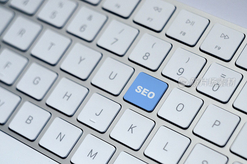 搜索引擎优化-题词白色键盘按钮