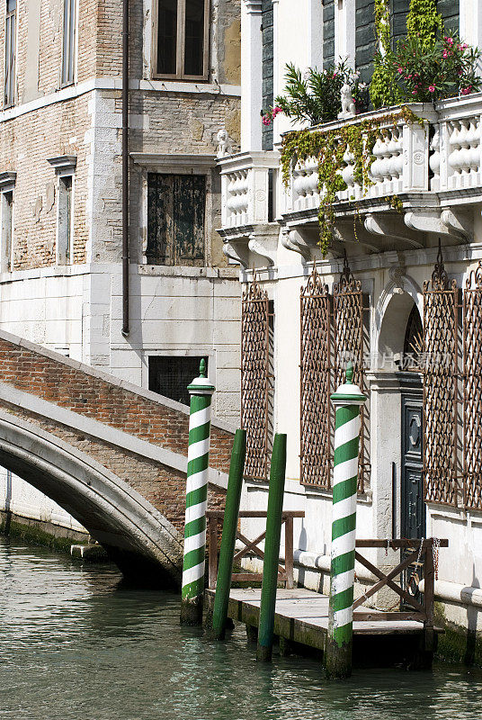 停泊在威尼斯运河