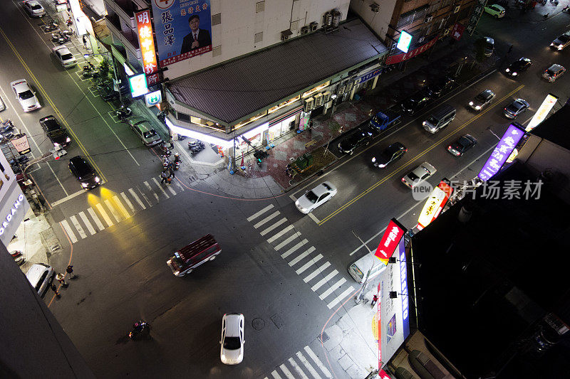 台湾花莲一个路口，夜间交通繁忙