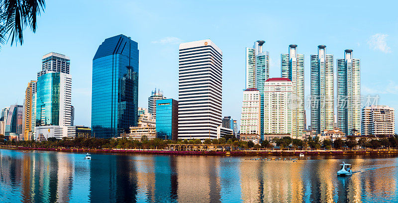 曼谷市景，市区天际线在Benjakitti公园