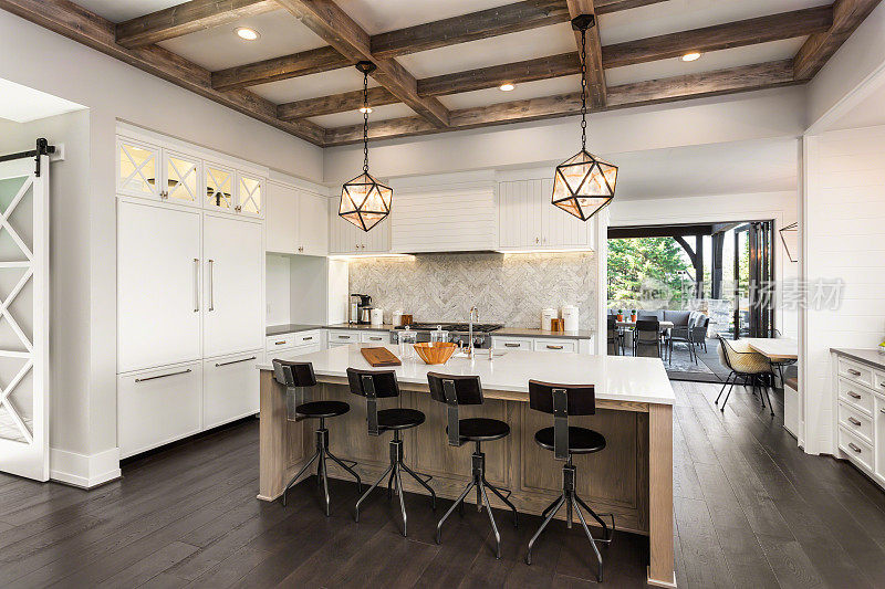 美丽的厨房在新的豪华家庭岛和吊灯装置
