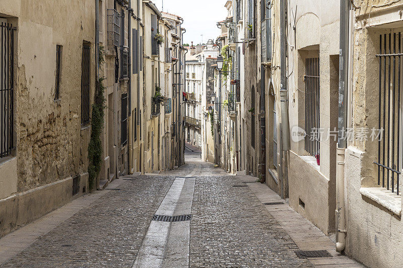 法国南部蒙彼利埃风景如画的小巷