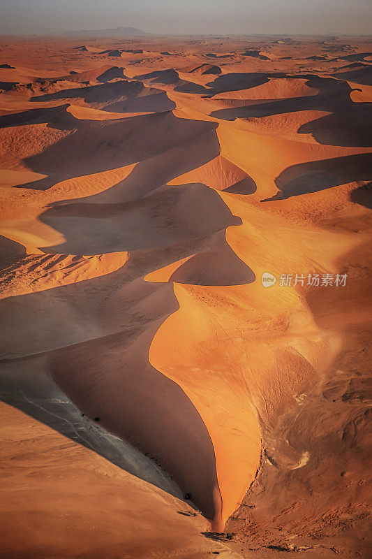 垂直鸟瞰沙丘黄昏在索苏斯韦莱，纳米比亚沙漠，纳米比亚。