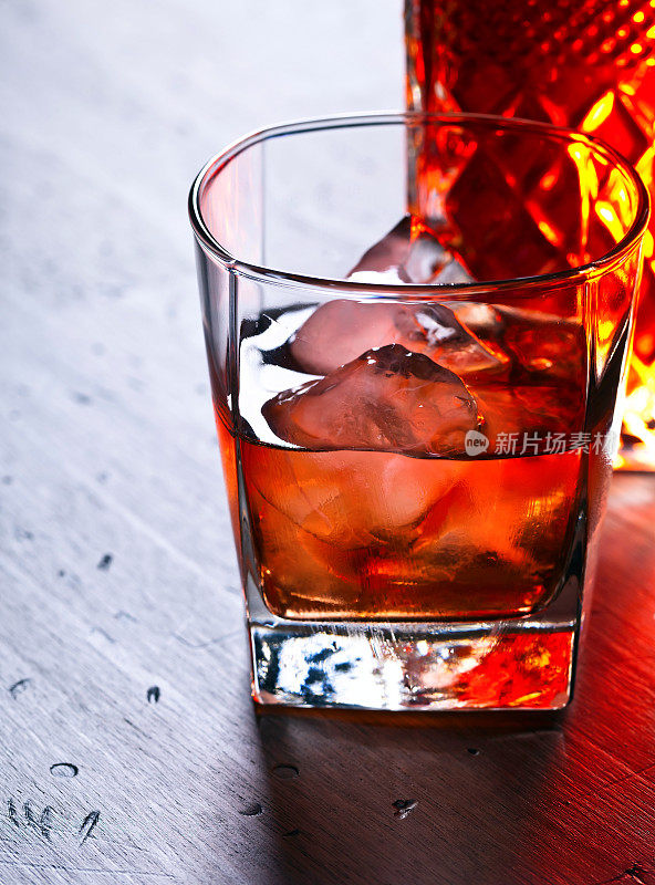 一杯加天然冰的威士忌。