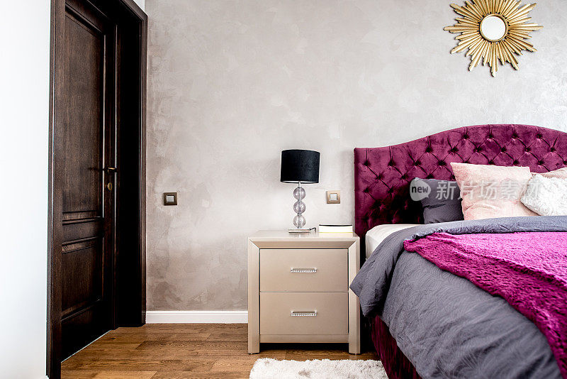 主卧室的细节，硬木地板，舒适和现代的家具和大床