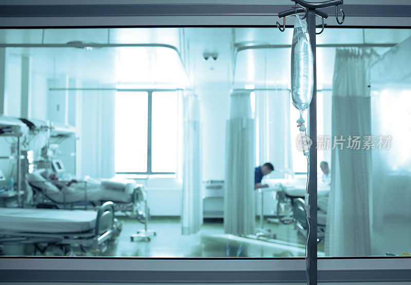 重症监护病房的窗户玻璃后面
