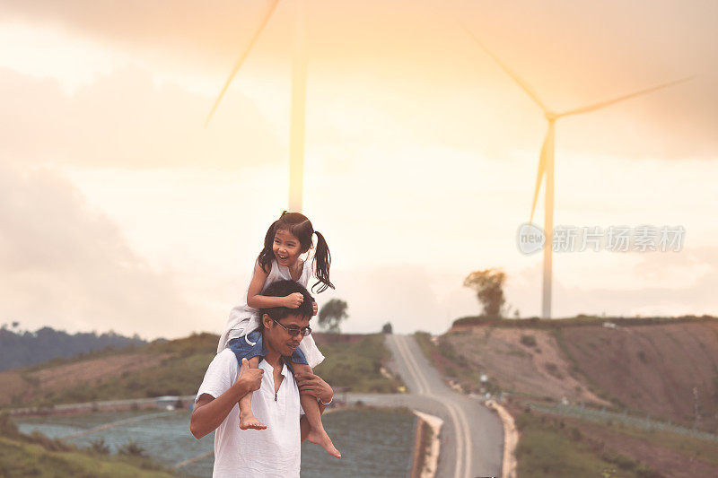 父亲和女儿一起玩在风力涡轮机领域