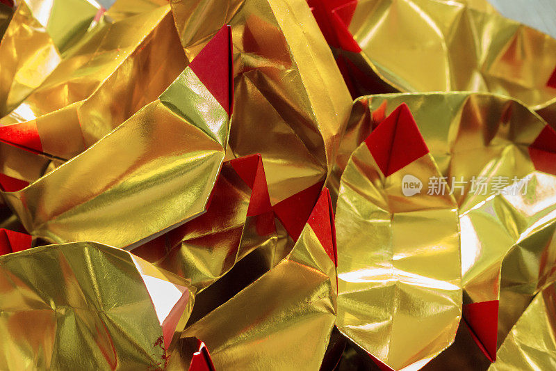 金红色的纸用于中国传统的亲戚去世