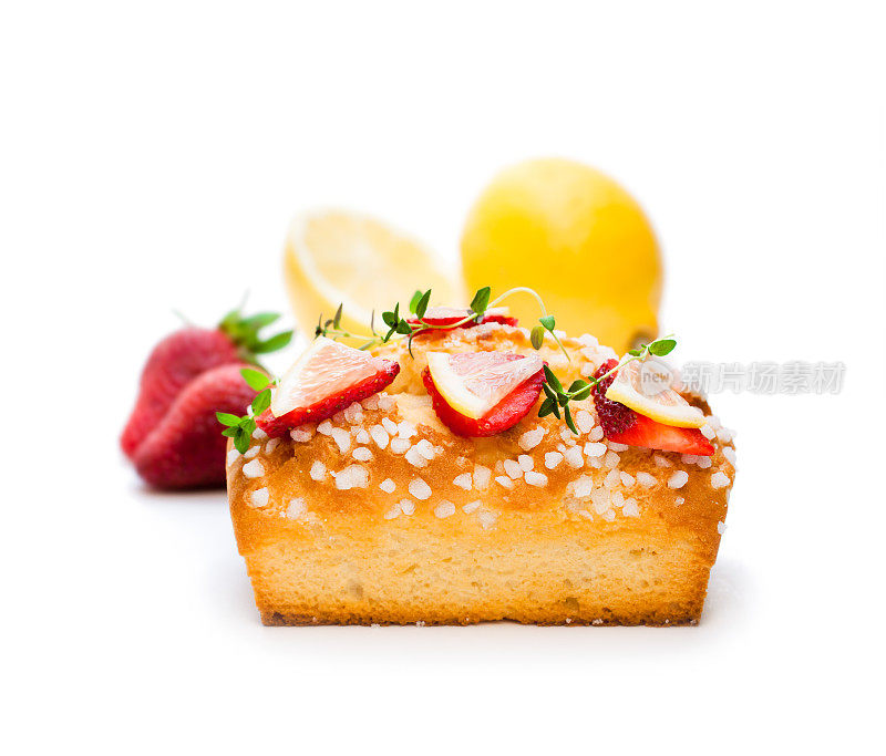 自制柠檬面包与草莓片孤立在白色