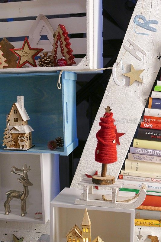圣诞装饰:歪斜木梁之间的书架
