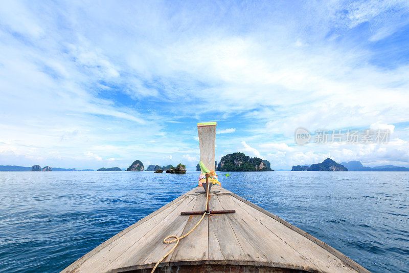 前往泰国南部甲米著名海滩的传统长尾船。