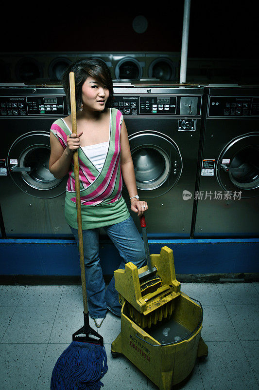 年轻女子在洗洗衣店