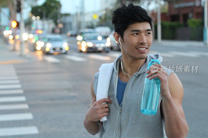 亚洲跑步者喝运动饮料