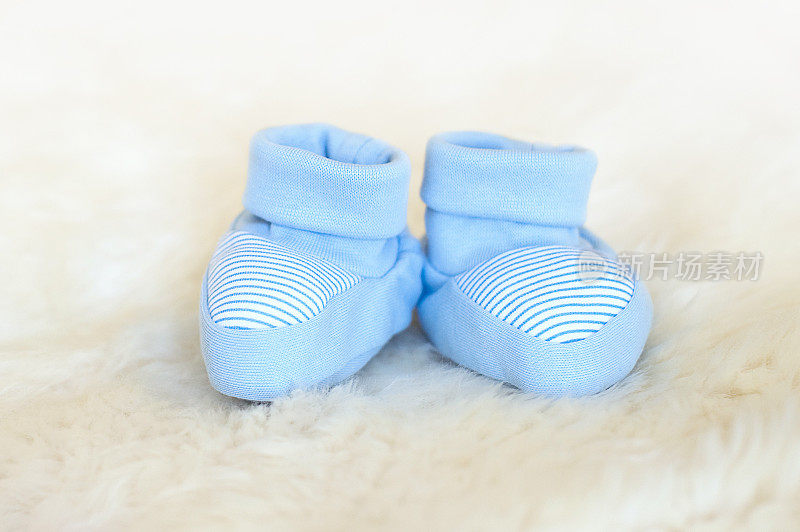 等待宝宝，宝宝送礼会。蓝色的新生儿的鞋子