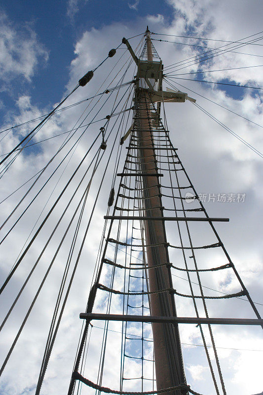 高快帆船上的桅杆