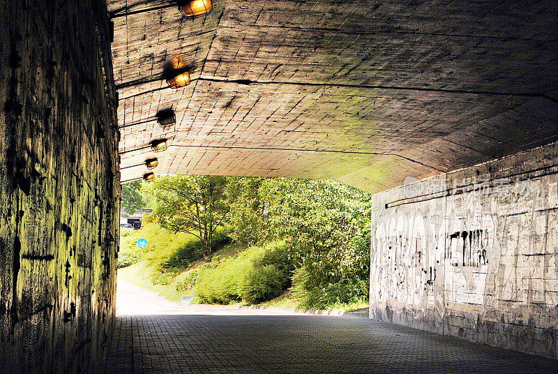 隧道尽头的自然光。