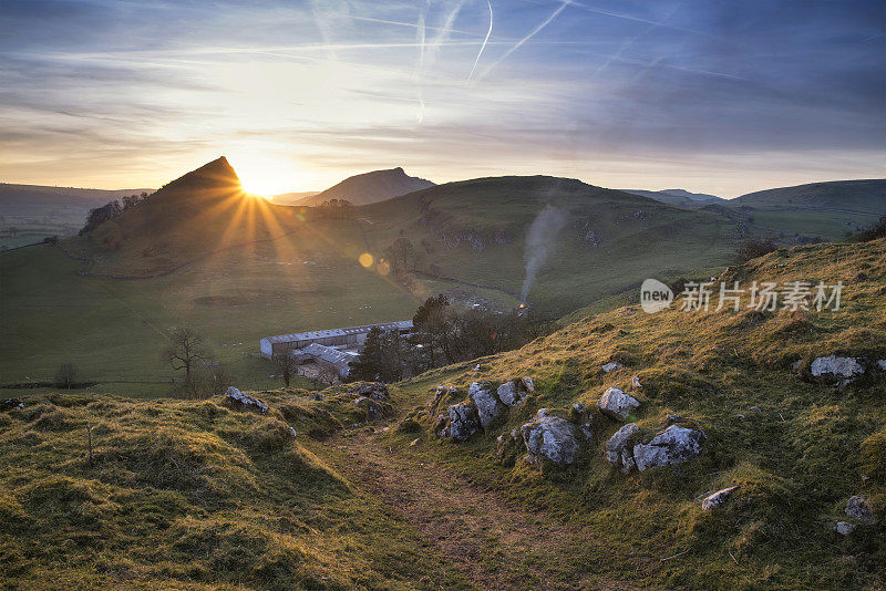 美丽的风景图像，Parkhouse山和铬山在山顶地区日落