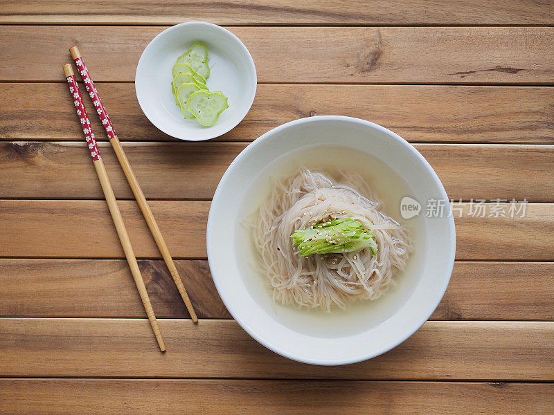 韩国食物冷荞麦面，木能明