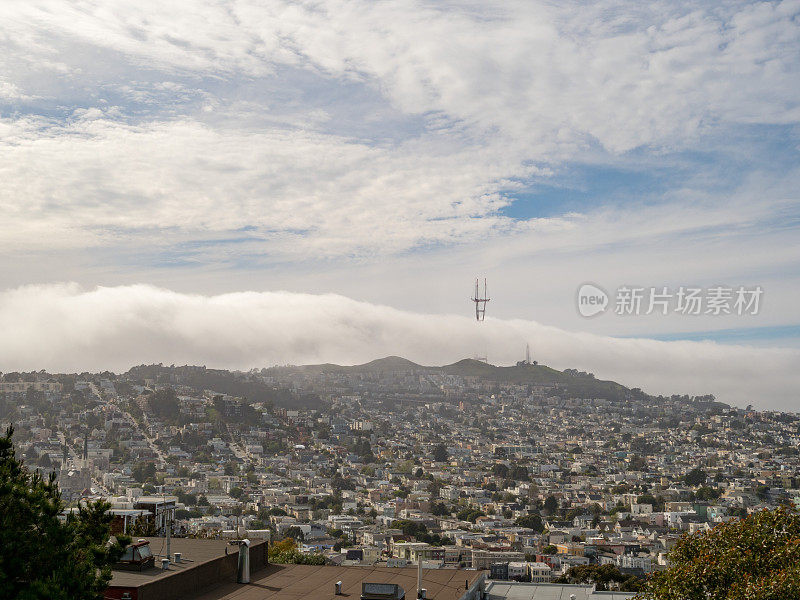 在旧金山，雾超过了苏特罗塔和双峰