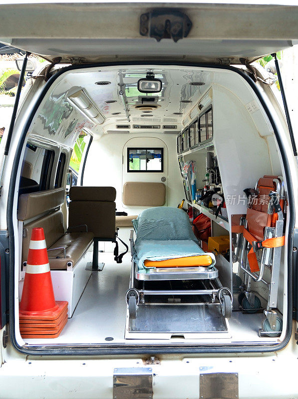 在一辆带医疗设备的救护车里病人转诊用车