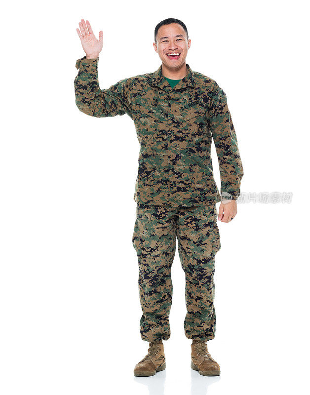 身着制服的美国海军陆战队员在挥手