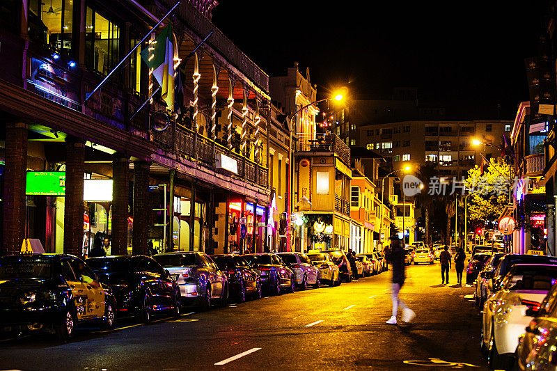 夜晚，五颜六色的灯光照亮了市中心的街道