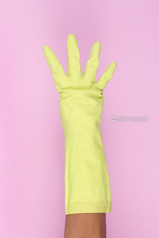 手上的黄色手套是四号。