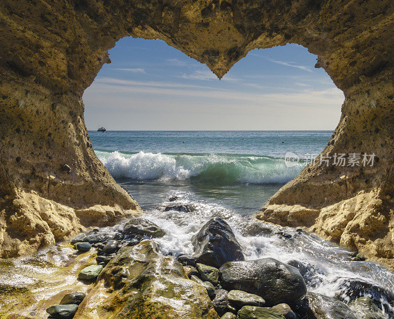 从一个心形的洞穴看大海