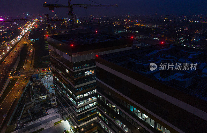 夜间无人机拍摄的公司办公楼。