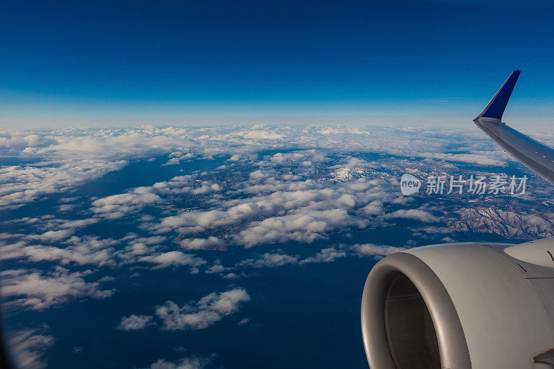 日本北海道的飞机机翼鸟瞰图和海岸线、海洋和岛屿景观