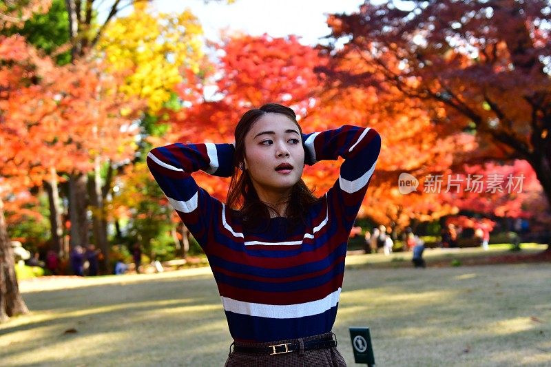 东京秋叶下的年轻日本女人肖像