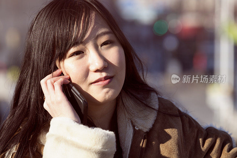 哥本哈根，快乐的日本女人在谈论智能手机