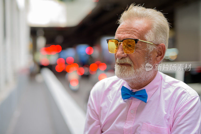 高级英俊男子的肖像穿着时髦的衣服在暹罗广场购物中心在泰国曼谷