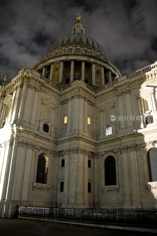 英国伦敦圣保罗大教堂的夜晚